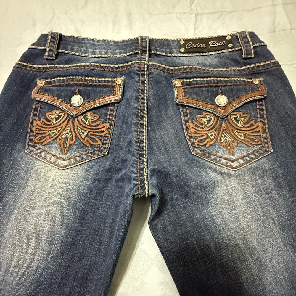 Cute embroidered Cedar Rose Blue jeans!